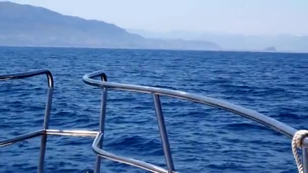Barco navegando en el mar azul mediterráneo tranquilo en Denia Alicante y Mongo montaña — Vídeos de Stock