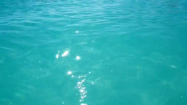 Mar tropical praia ondulação água turquesa reflexões sobre um fundo de areia branca — Vídeo de Stock