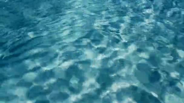 Playa tropical mar ondulación agua turquesa reflejos en un fondo de arena blanca — Vídeos de Stock