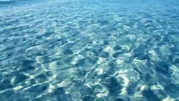 Tropisches Meer Strand plätschert Wasser türkisfarbenen Reflexen auf einem weißen Sandboden — Stockvideo