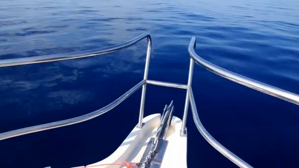 Barco navegando en un mar azul tranquilo aguas mediterráneas de proa — Vídeo de stock