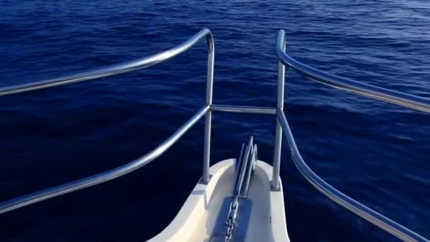Σκάφος που ταξιδεύει σε ένα ήρεμο γαλάζιο νερό στη Μεσόγειο από το τόξο — Αρχείο Βίντεο
