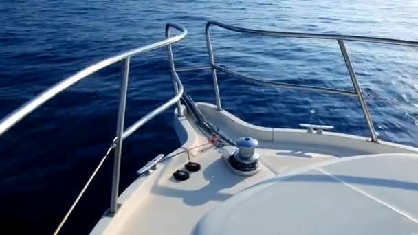 Boot segelt in einem ruhigen blauen Meer mediterranes Wasser aus Bug — Stockvideo