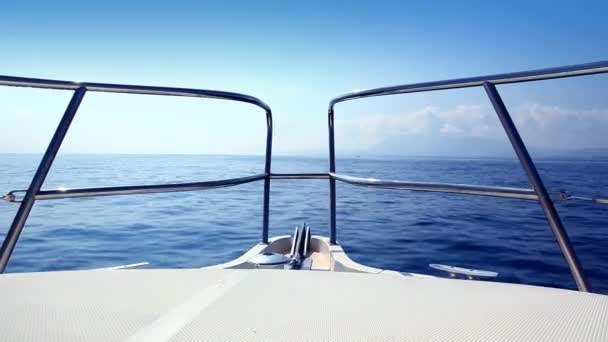 Barco navegando en un mar azul tranquilo aguas mediterráneas de proa — Vídeo de stock