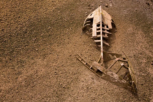 Schiffskelett halb im Sand begraben — Stockfoto