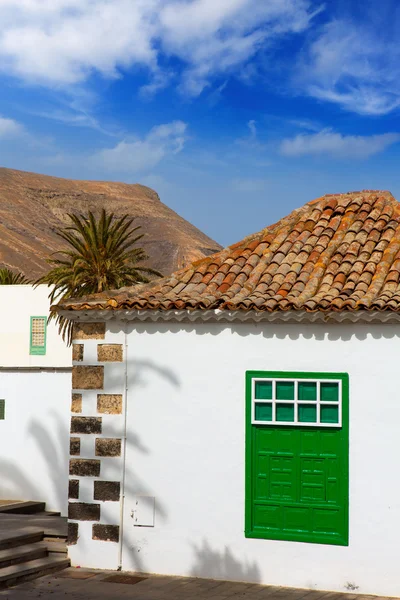 Lanzarote Yaiza white village houses green window — Stock Photo, Image