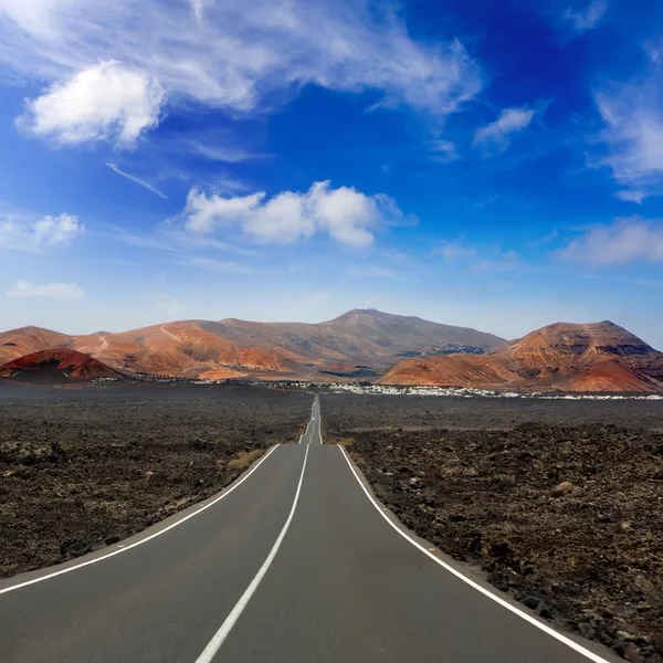 Lanzarote timanfaya yangın dağlar yol — Stok fotoğraf