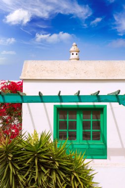 kilise kulesi ile beyaz köy teguise Lanzarote