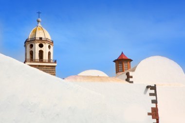 kilise kulesi ile beyaz köy teguise Lanzarote