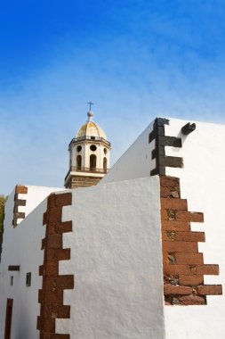 kilise kulesi ile beyaz köy teguise Lanzarote