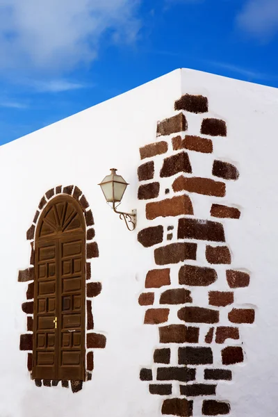 Lanzarote teguise witte dorp in Canarische eilanden — Stockfoto