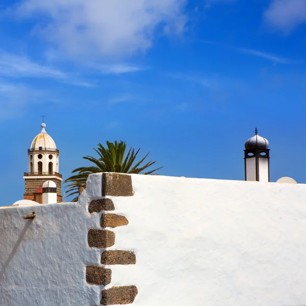 Lanzarote Teguise pueblo blanco con torre de iglesia —  Fotos de Stock