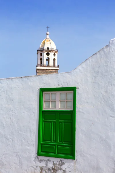 Lanzarote Teguise pueblo blanco con torre de iglesia —  Fotos de Stock