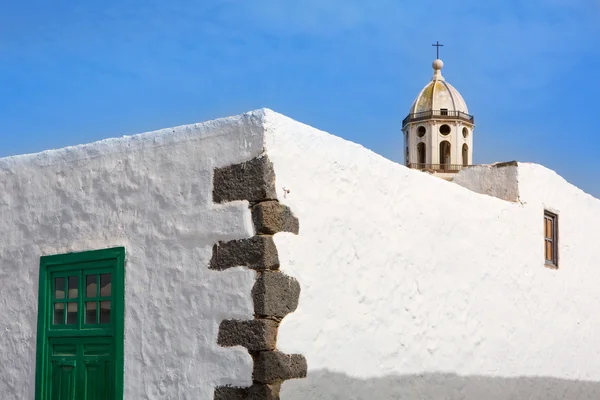 Lanzarote teguise witte dorp met kerktoren — Stockfoto