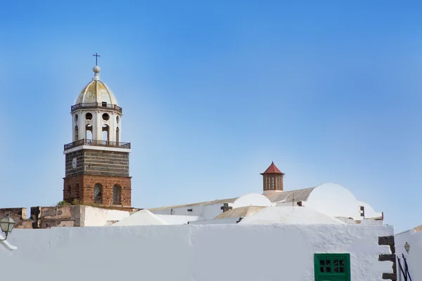 Kilise kulesi ile beyaz köy teguise Lanzarote — Stok fotoğraf