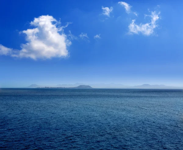 Fuerteventura vy från lanzarote i Atlanten — Stockfoto