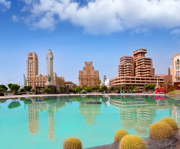 Santa Cruz de Tenerife em Plaza de Espana lago — Fotografia de Stock