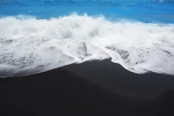 在加那利群岛的特内里费岛的黑沙海滩 — 图库照片