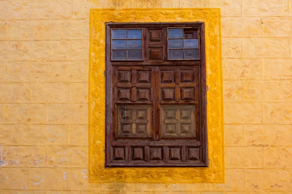 La orotava trä fönster i gul vägg Teneriffa — Stockfoto