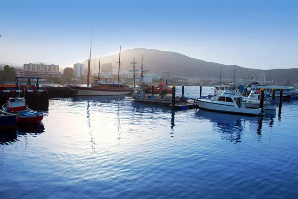 Los cristianos port port świt żaglówkę w adeje — Zdjęcie stockowe