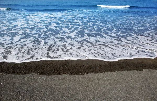 Kanarieöarna brun sandstrand turkost vatten — Stockfoto