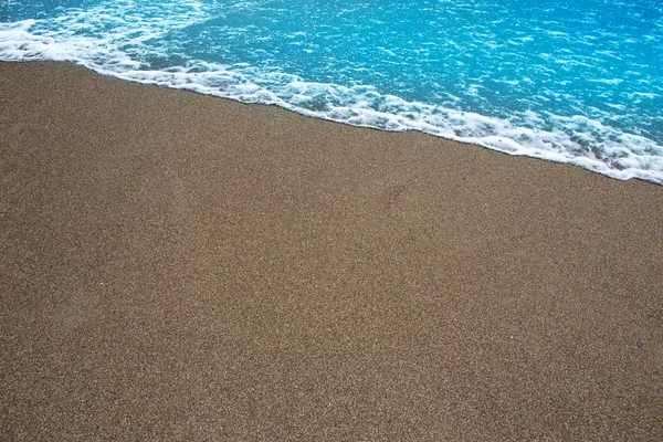 Παραλία τροπικό με καφέ άμμο και καθαρά νερά — Φωτογραφία Αρχείου