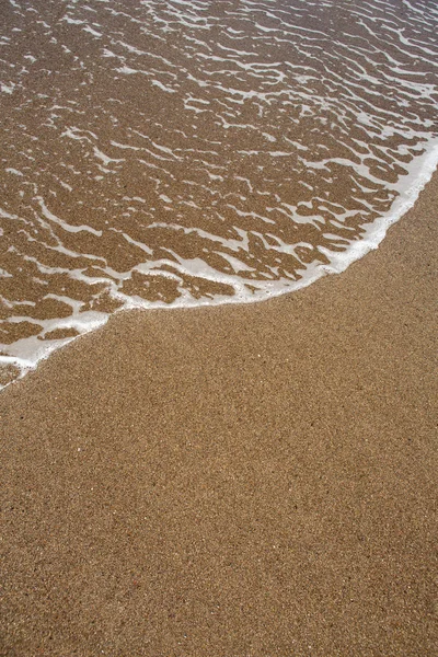Пляж тропический с коричневым песком и чистой водой — стоковое фото