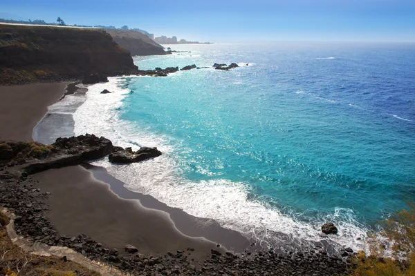 Praia el Bollullo areia marrom preta e água do aqua — Fotografia de Stock