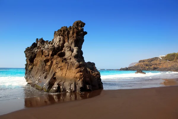 Beach el Bollullo черный коричневый песок и аква-вода — стоковое фото