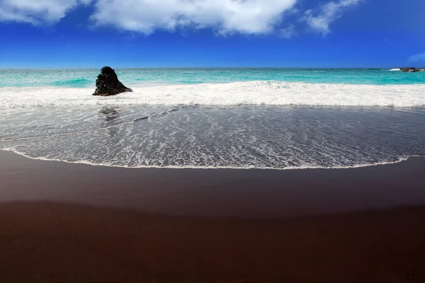 Stranden el bollullo svart brun sand och aqua vatten — Stockfoto