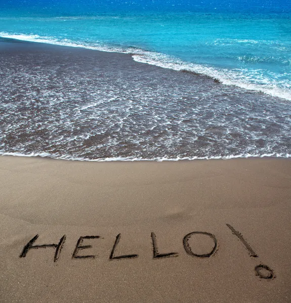 Spiaggia di sabbia marrone con parola scritta Ciao — Foto Stock