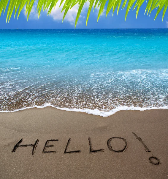 Spiaggia di sabbia marrone con parola scritta Ciao — Foto Stock