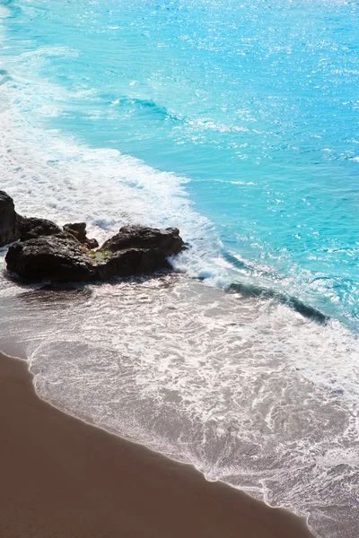 Praia el Bollullo areia marrom preta e água do aqua — Fotografia de Stock