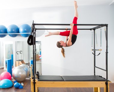 Pilates aerobik eğitmeni kadında cadillac