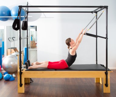 Pilates aerobik eğitmeni kadında cadillac