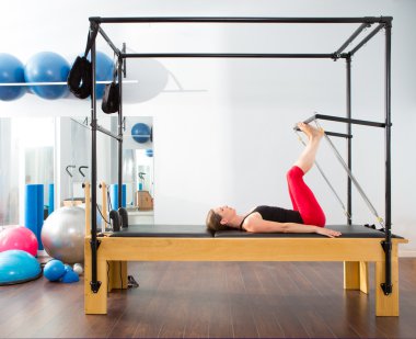 Pilates aerobik eğitmeni kadında cadillac