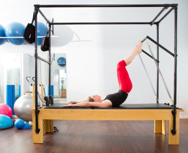 Pilates aerobik eğitmeni kadında cadillac