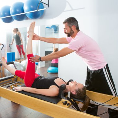 Pilates aerobik kişisel antrenör adamın cadillac