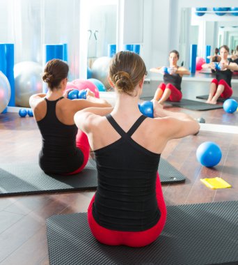 Mavi top sıkılaştırma kadınlar pilates dikiz sınıf.