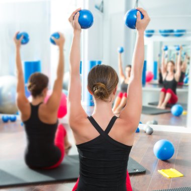 Mavi top sıkılaştırma kadınlar pilates dikiz sınıf.