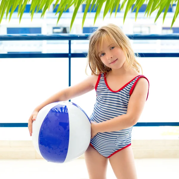 Menina loira com maiô com bola azul de verão — Fotografia de Stock