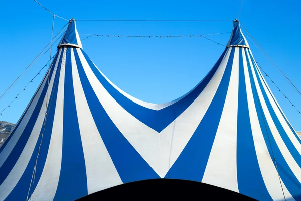 Mavi ve beyaz sirk çadırı elimden — Stok fotoğraf