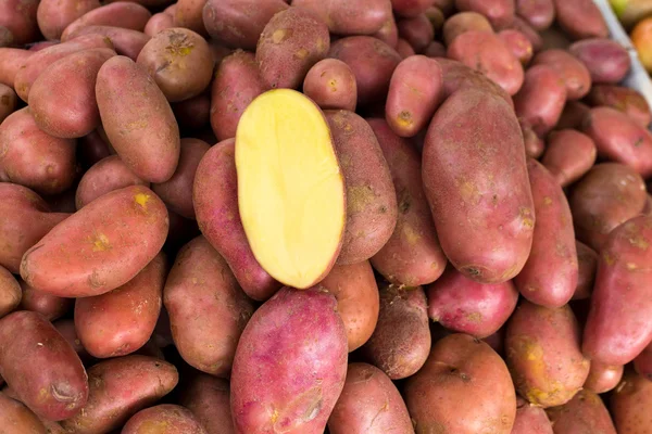 Červené brambory na trhu displej s poloviční broušená — Stock fotografie