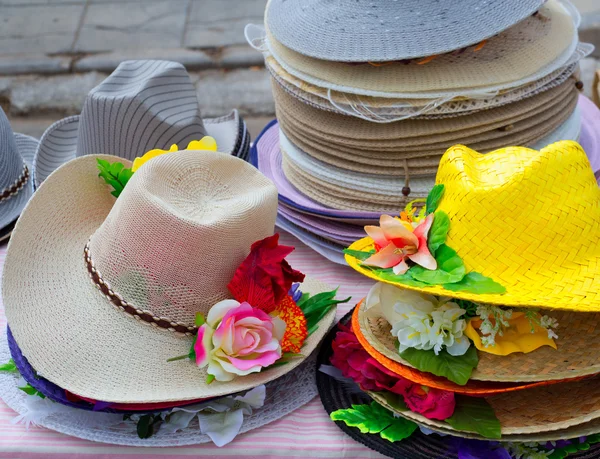 Bunte Strohhüte stapeln sich im Freien — Stockfoto