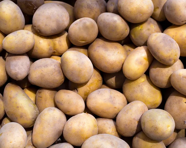 Patrón de patatas marrones en una pantalla de mercado —  Fotos de Stock