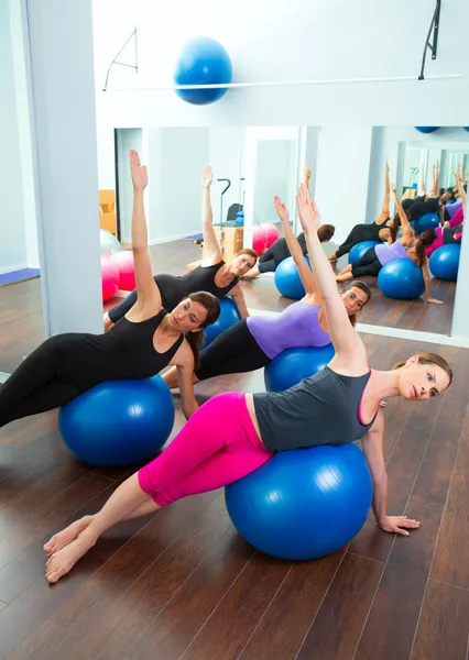 Pilates aeróbicos grupo de mujeres con bola de estabilidad — Foto de Stock