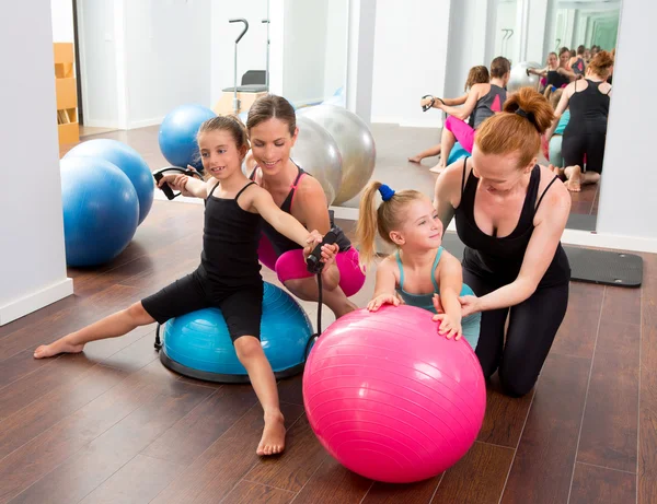 Aerobik pilates kadınlar çocuk kızlar kişisel antrenör — Stok fotoğraf