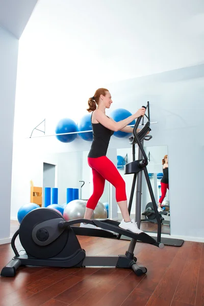 Aeróbica cardio formação mulher em elipse crosstrainer — Fotografia de Stock