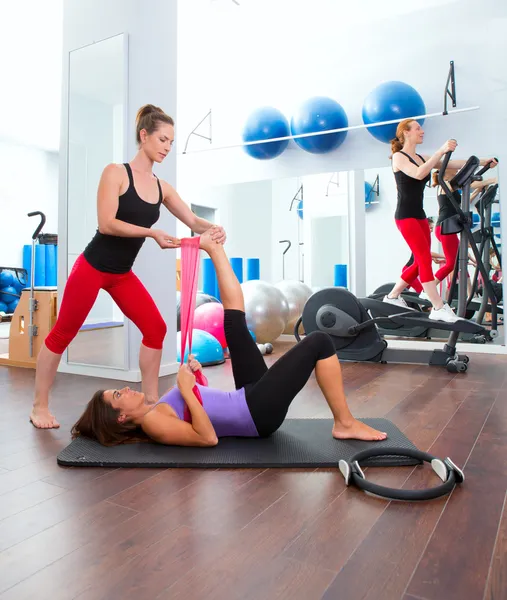 Aerobics pilates gym kvinnor grupp och crosstrainer — Stockfoto