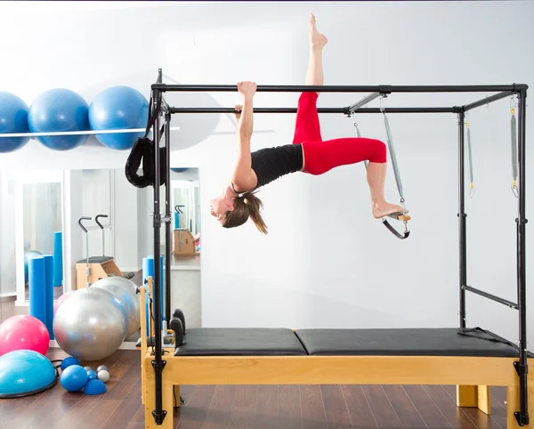 Pilates aerobic instruktör kvinna i cadillac — Stockfoto